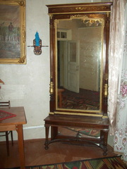Продам старинное зеркало частично отделаное бронзой.